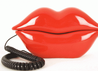 Британцы придумали поцелуи через телефон