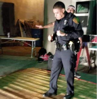 Полицейский научил подростков танцевать (видео)