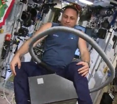 Российский космонавт оседлал пылесос (видео)