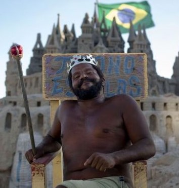 Бразилец живет в замке из песка