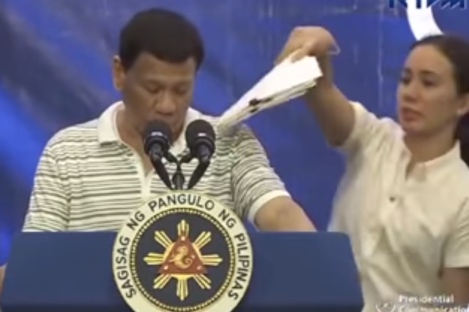 Гигантский таракан атаковал президента Филиппин
