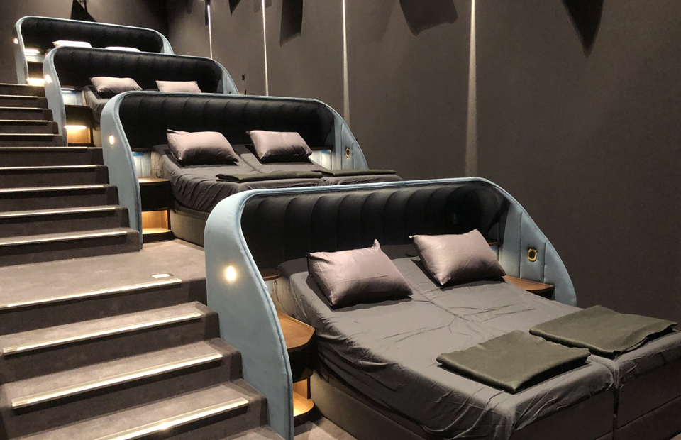 В Швейцарии открылся лежачий кинотеатр