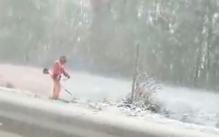 Башкирские коммунальщики косили траву под снегом (видео)