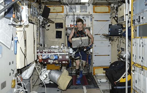 Российские космонавты порвали беговую дорожку