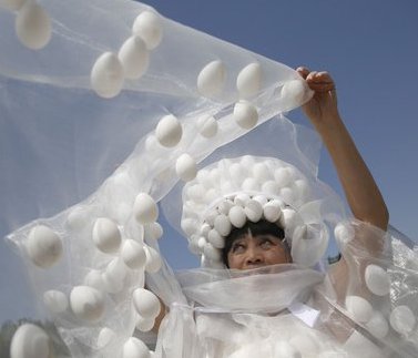 <center><b>Китаянка сшила свадебное платье из тысячи яиц</center></b>