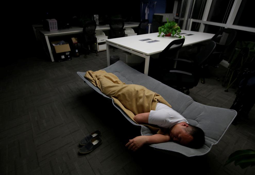 Китаец заснул на работе и напугал храпом целый город