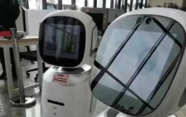 Китайские роботы-библиотекари чуть не подрались за клиента