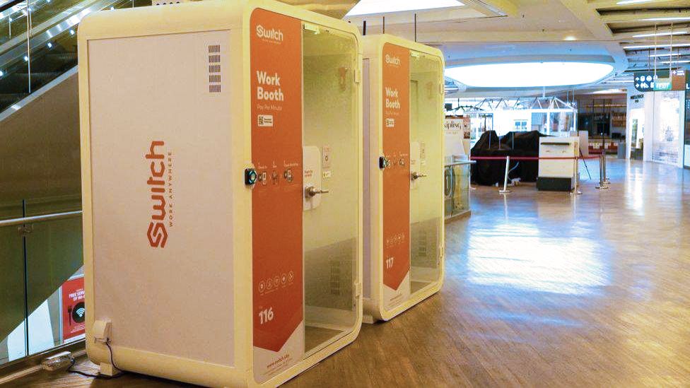 В Сингапуре поставили кабинки для удаленки