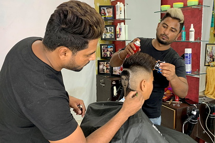 Индийские парикмахеры выстригли из волос Майкла Джексона и прославились
