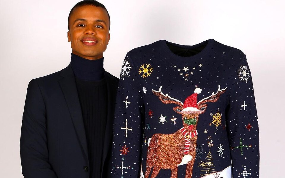 Британский художник связал самый дорогой в мире свитер к Рождеству