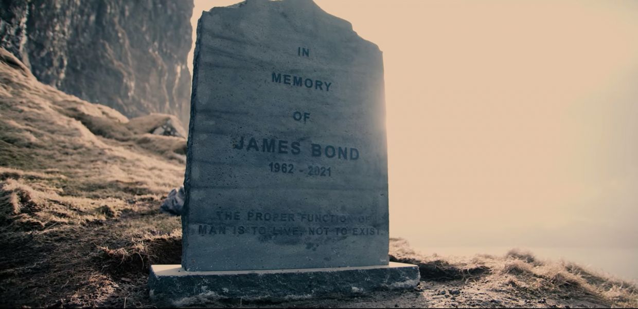 Джеймсу Бонду установили очень странный памятник