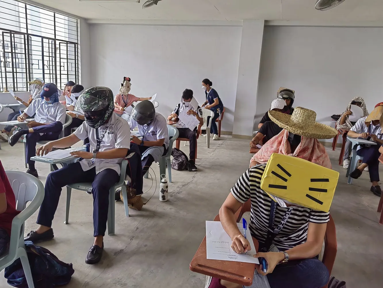 Филиппинские студенты теперь носят шляпы против списывания