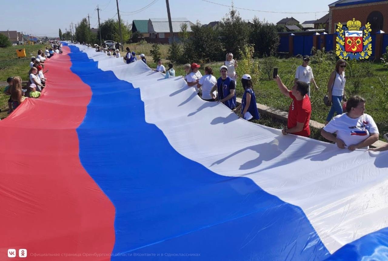 Самый большой флаг России развернули под Оренбургом